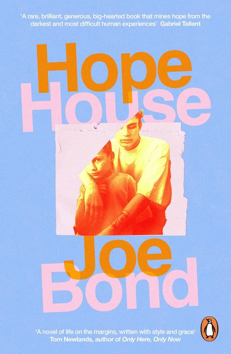 Oben: "A rare, brilliant... experiences" - Gabriel Tallent.  
Text in Mitte: "Hope House Joe Bond".  
Logo: Pinguin.  
Foto: Zwei Personen, eine umarmt die andere.