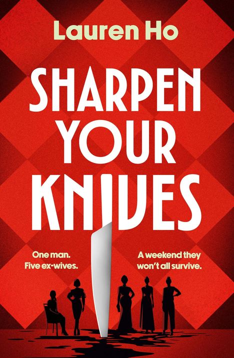 "Lauren Ho. SHARPEN YOUR KNIVES. One man. Five ex-wives. A weekend they won't all survive." Silhouetten vor rotem Hintergrund.