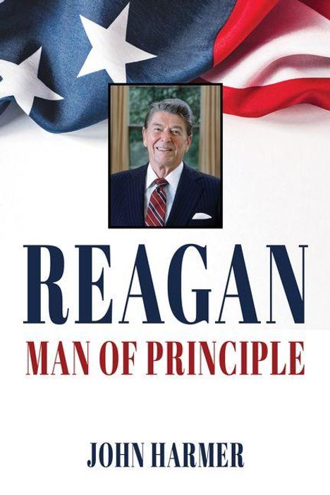 Text: "REAGAN MAN OF PRINCIPLE" – JOHN HARMER. Eine Person im Anzug lächelt vor einer US-Flagge.
