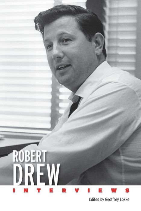 "ROBERT DREW INTERVIEWS" steht in großer Schrift. Ein Mann in Hemd sitzt vor einem Fenster mit Jalousien, schwarz-weiß.