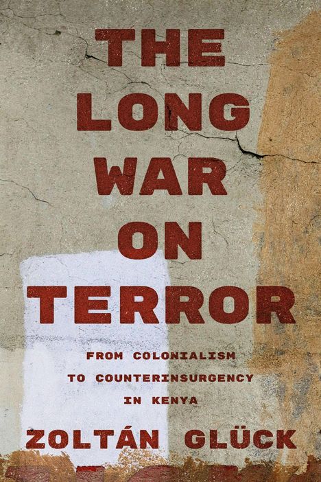 Text: "The Long War on Terror: From Colonialism to Counterinsurgency in Kenya" - Zoltán Glück. Roter Text auf rauer Betonwand.