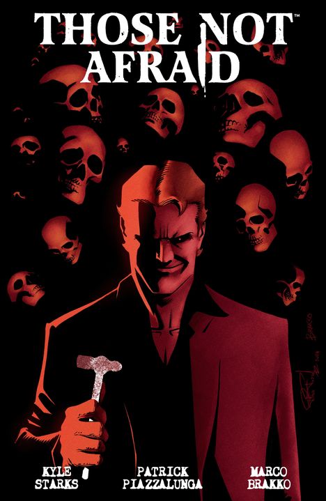 Text: "THOSE NOT AFRAID", "KYLE STARKS", "PATRICK PIAZZALUNGA", "MARCO BRAKKO". Eine düstere Illustration eines lächelnden Mannes mit Hammer, umgeben von Schädeln.