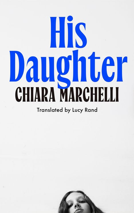 Text: "His Daughter", "Chiara Marchelli", "Translated by Lucy Rand". Szene: Ein Mädchen in einem rosa Kleid schreit vor Bäumen.