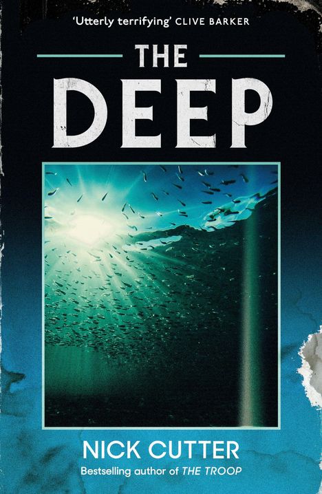 Text: "Utterly terrifying" Clive Barker, THE DEEP, Nick Cutter. Unterwasseraufnahme mit Lichtstrahlen und Fischschwarm.