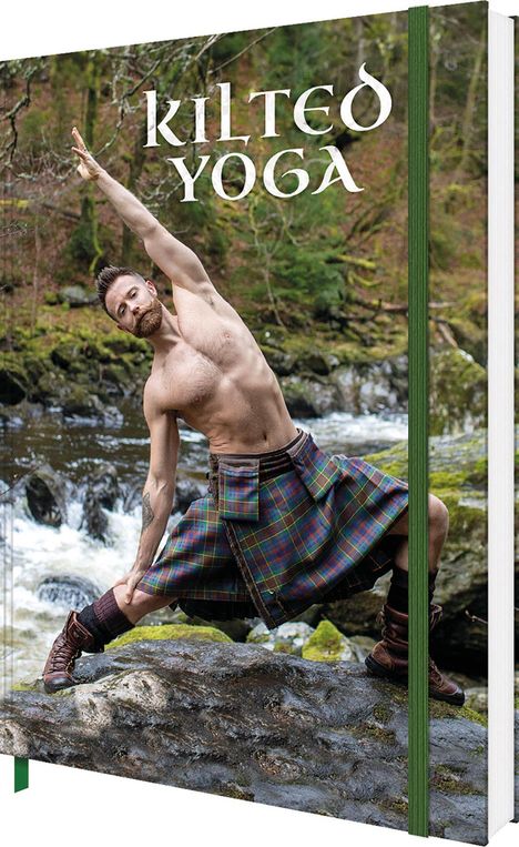 „Kilted Yoga“ steht oben. Ein Mann in einem Kilt macht Yoga in einer Waldlandschaft.