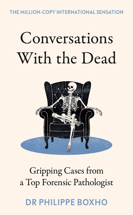 Text oben: "THE MILLION-COPY INTERNATIONAL SENSATION"

Titel: "Conversations With the Dead"

Untertitel: "Gripping Cases from a Top Forensic Pathologist"

Autor: "Dr Philippe Boxho"

Illustration: Ein Skelett, das in einem Sessel sitzt.