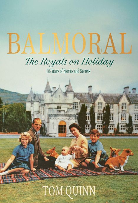"BALMORAL: The Royals on Holiday, 175 Years of Stories and Secrets, Tom Quinn." Eine Familie sitzt auf einer Picknickdecke vor einem großen Schloss.