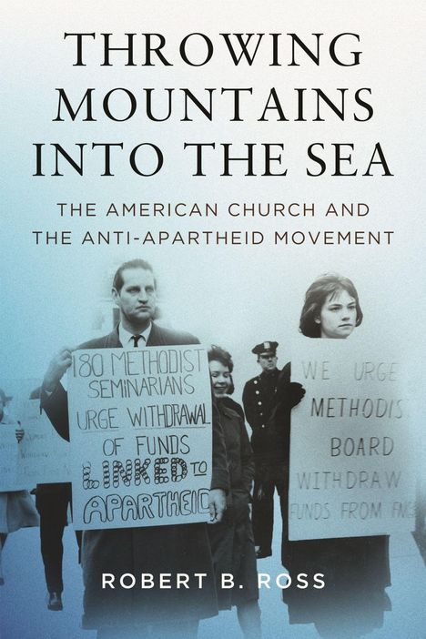 Titel: THROWING MOUNTAINS INTO THE SEA. Menschen halten Anti-Apartheid-Plakate. Autor: ROBERT B. ROSS.