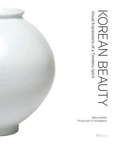 KOREAN BEAUTY: Visual Expressions of a Timeless Spirit. Links ein schlichtes, weißes Keramikgefäß.