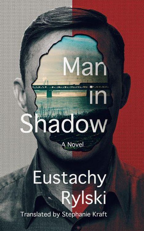 Text: "Man in Shadow: A Novel", "Eustachy Rylski", "Translated by Stephanie Kraft". Schwarz-weiß Foto eines Mannes, Gesichtsbereich zeigt Bild mit Brücke.