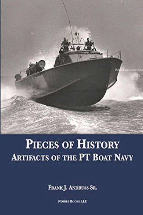 "PIECES OF HISTORY: ARTIFACTS OF THE PT BOAT NAVY" von Frank J. Andrus Sr., Nimble Books LLC. Oben: PT-Boot auf Wellen.