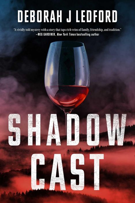 Text: "DEBORAH J LEDFORD", "SHADOW CAST", Zitat von Meg Gardiner. Ein Weinglas mit rotem Getränk, Nebel im Hintergrund.