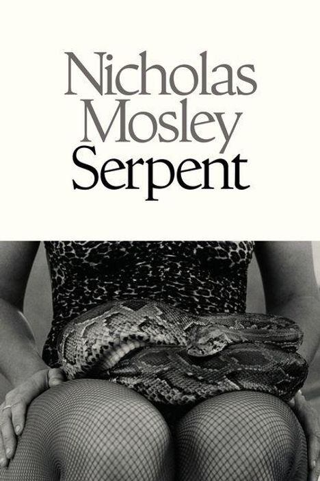 Text: "Nicholas Mosley, Serpent". Eine Frau sitzt, trägt ein gemustertes Kleid und Netzstrümpfe, mit einer Schlange auf ihrem Schoß.