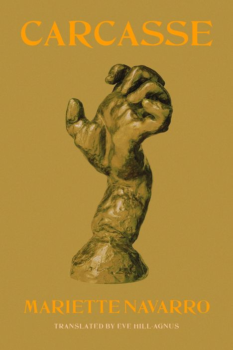 "CARCASSE" in Orange auf braunem Hintergrund. Darunter eine skulpturartige, erhobene Hand in Braun- und Goldtönen.