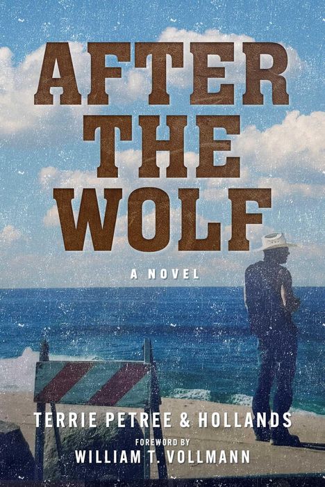 "After The Wolf: A Novel" oben, Autoren Terrie Petree & Hollands, Vorwort von William T. Vollmann. Mann am Meer, Wolkenhimmel.