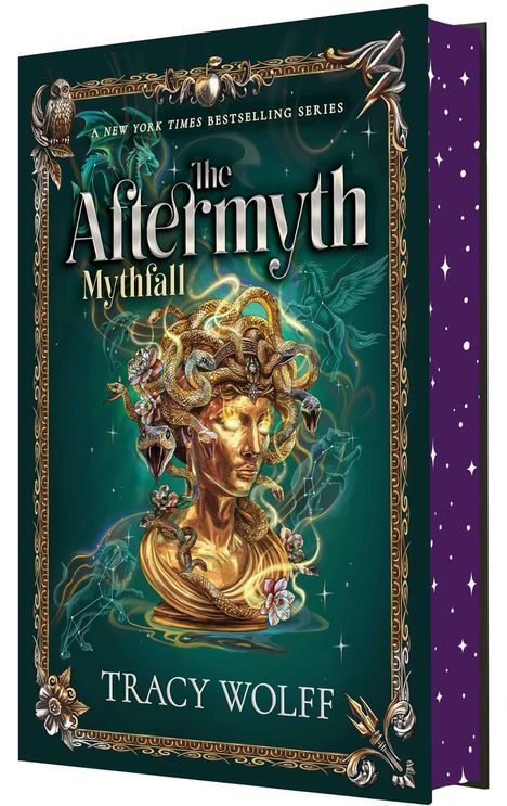 "The Aftermyth: Mythfall" und "Tracy Wolff" steht darauf. Goldene Medusa-Büste mit Schlangen, umgeben von mythischen Tieren.