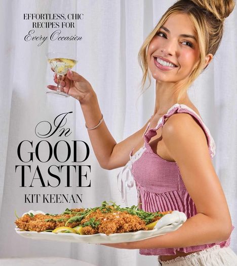 „EFFORTLESS, CHIC RECIPES FOR Every Occasion. In GOOD TASTE KIT KEENAN.“ Frau mit Tablett und Getränk.