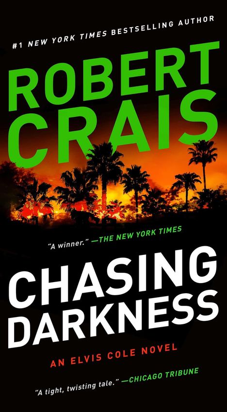 Text: "ROBERT CRAIS", "CHASING DARKNESS", "AN ELVIS COLE NOVEL", Silhouetten von Palmen vor einem brennenden Himmel.