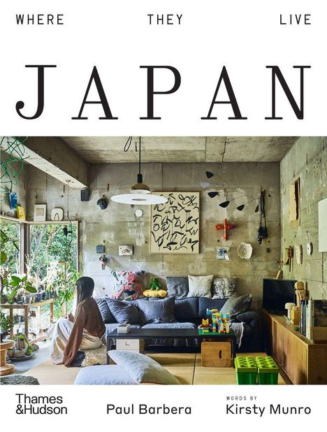„WHERE THEY LIVE JAPAN“ steht oben. Darunter ein gemütliches Wohnzimmer, mit Pflanzen und moderner Dekoration.