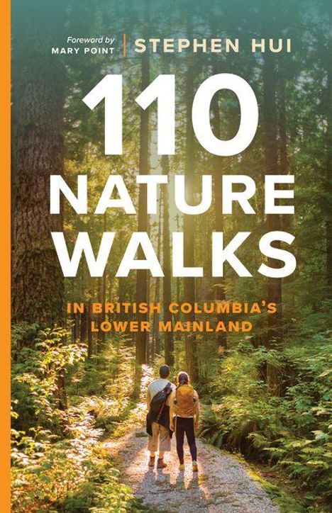 Text: "Foreword by Mary Point. Stephen Hui. 110 Nature Walks in British Columbia's Lower Mainland." Zwei Personen wandern im Wald.