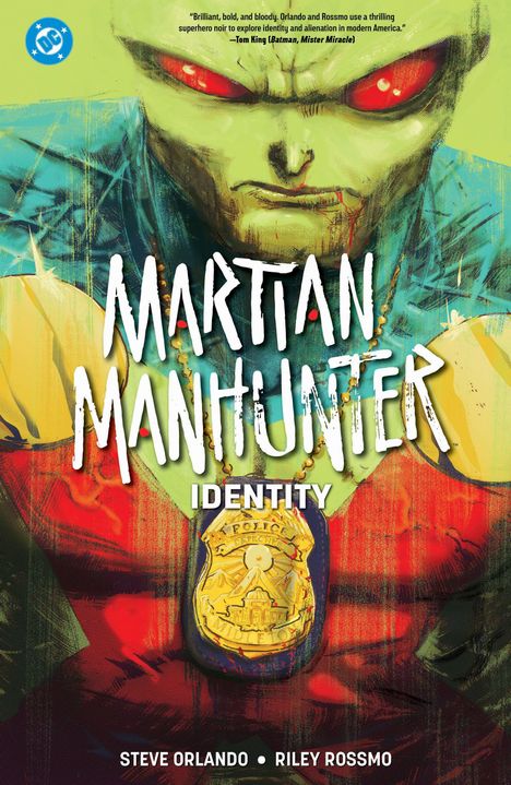 „MARTIAN MANHUNTER IDENTITY“, darüber ein Zitat. Illustration: Grünes Gesicht mit roten Augen, Polizei-Marke.
