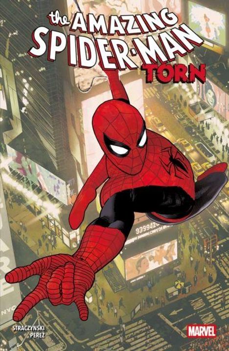 "The Amazing Spider-Man: Torn". Comic-Illustration zeigt Spider-Man, der über eine nächtliche Stadt voller Lichter schwingt.