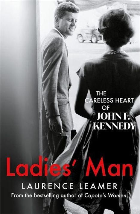Text: "The Careless Heart of John F. Kennedy", "Ladies’ Man", Laurence Leamer. Schwarz-weißes Foto von einem Mann und einer Frau.