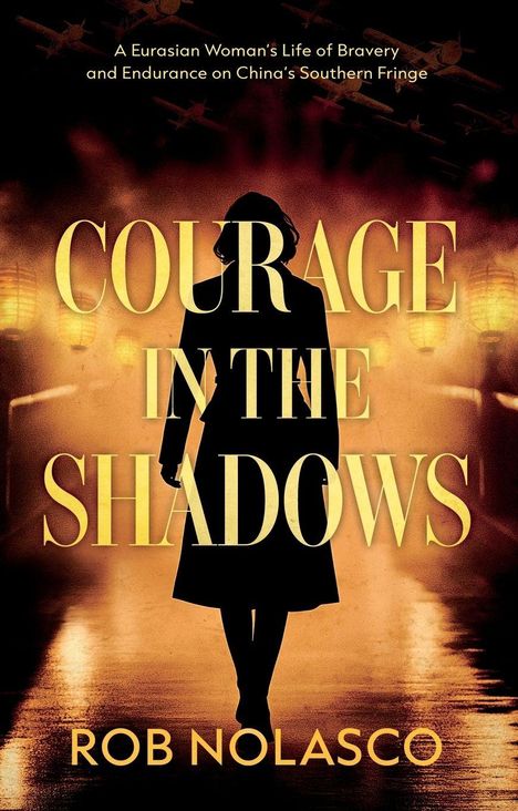 „Courage in the Shadows“ von Rob Nolasco. Silhouette einer Frau in einem beleuchteten Tunnel, Flugzeuge im Hintergrund.