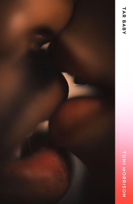 Vertikal steht "TAR BABY" und "TONI MORRISON". Nahaufnahme von zwei sich küssenden Lippen, unscharf und dunkel.