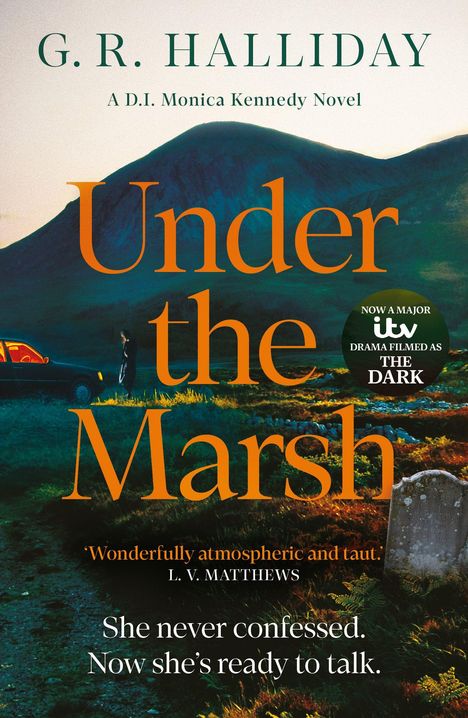 „Under the Marsh“ von G.R. Halliday ist ein aufregender Kriminalroman. Stimmungsvoll mit düsterer Landschaft und Auto.