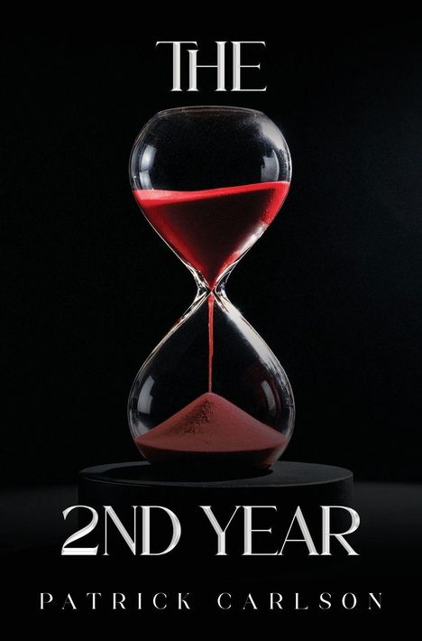 „THE 2ND YEAR“ von Patrick Carlson. Eine Sanduhr mit rotem Sand.