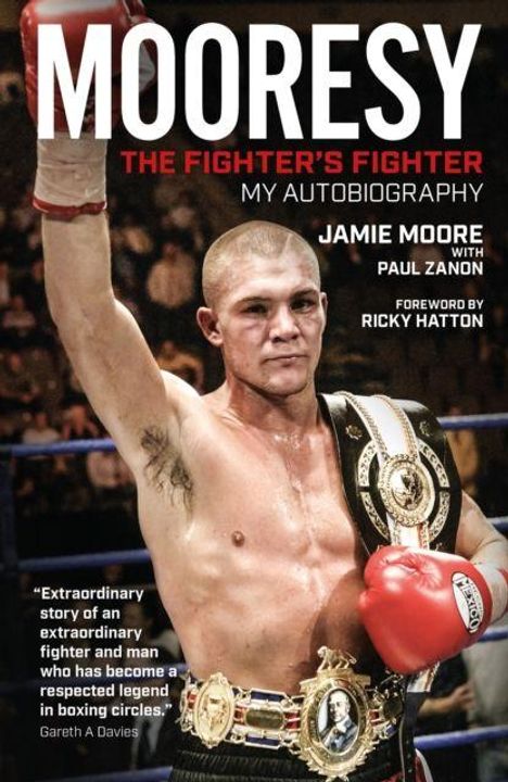 Titel: "Mooresy, The Fighter's Fighter". Autobiografie von Jamie Moore. Vorwort von Ricky Hatton. Boxer hebt triumphierend den Arm.