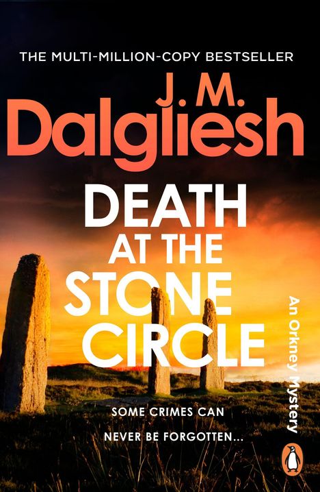 Text: "THE MULTI-MILLION-COPY BESTSELLER, J.M. Dalgliesh, DEATH AT THE STONE CIRCLE, SOME CRIMES CAN NEVER BE FORGOTTEN, An Orkney Mystery" Logo: Pinguin; Hintergrund: Steinkreis bei Sonnenuntergang.