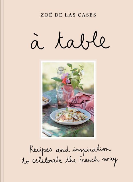 "Zoé de las Cases", "à table", "Recipes and inspiration to celebrate the French way." Ein gedeckter Tisch im Freien mit Essen.