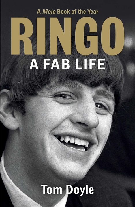 "Ringo: A Fab Life", Tom Doyle. Schwarz-weißes Porträt eines lächelnden Mannes mit Pilzkopf-Frisur.