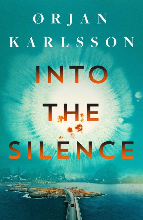 Text: ØRJAN KARLSSON, INTO THE SILENCE. Unterer Bildabschnitt: Eine Straße führt über das Meer zu einer Insel.
