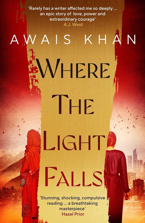 Oben: „Rarely has a writer affected me...“ – A.J. West. Titel: „Where The Light Falls“. Unten: Zitat von Hazel Prior. Zwei Figuren in roter Kleidung, Stadt im Hintergrund.