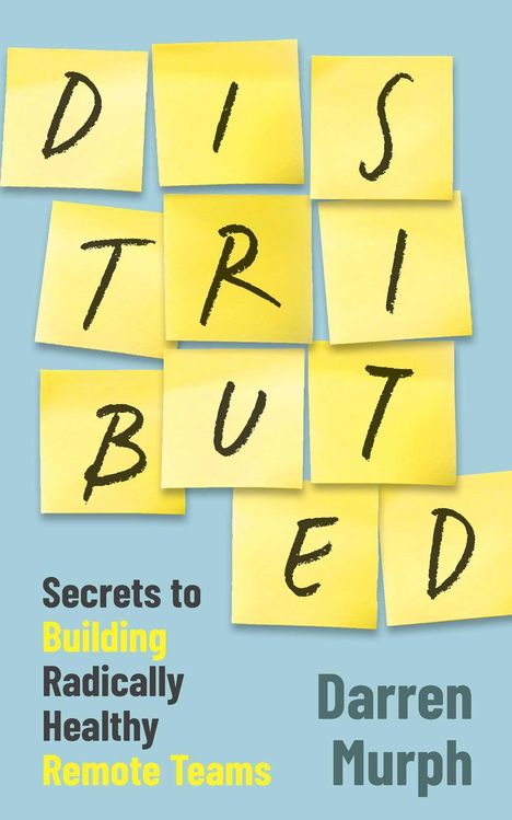 "Secrets to Building Radically Healthy Remote Teams" Darren Murph. Gelbe Notizzettel mit Buchstaben auf blauem Hintergrund.