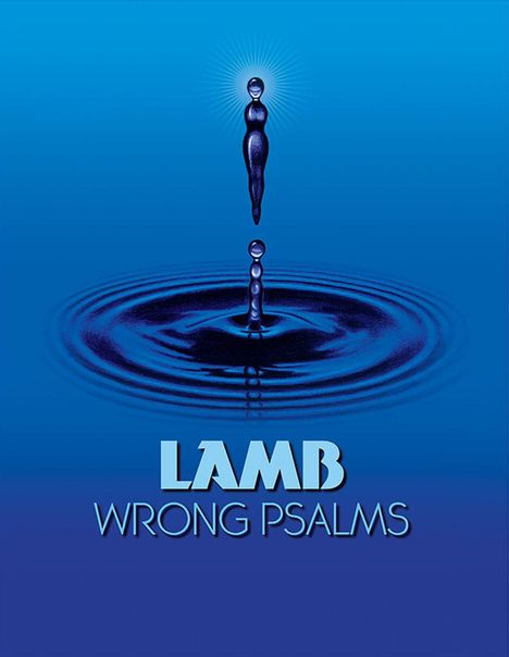 "LAMB" und "WRONG PSALMS" auf blauem Hintergrund. Eine flüssige Figur steigt aus Wasser, oberhalb heller Schein.