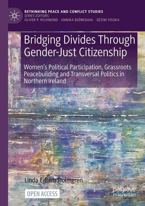 Oben: "Bridging Divides Through Gender-Just Citizenship". Unten: "Linda Eitrem Holmgren". Hintergrund ist abstrakt in Blau- und Lilatönen gehalten.
