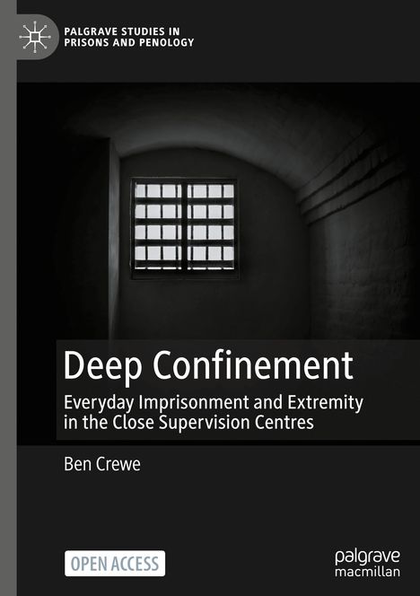 "Deep Confinement. Everyday Imprisonment and Extremity in the Close Supervision Centres." - Ben Crewe. Ein dunkler Raum mit vergittertem Fenster.