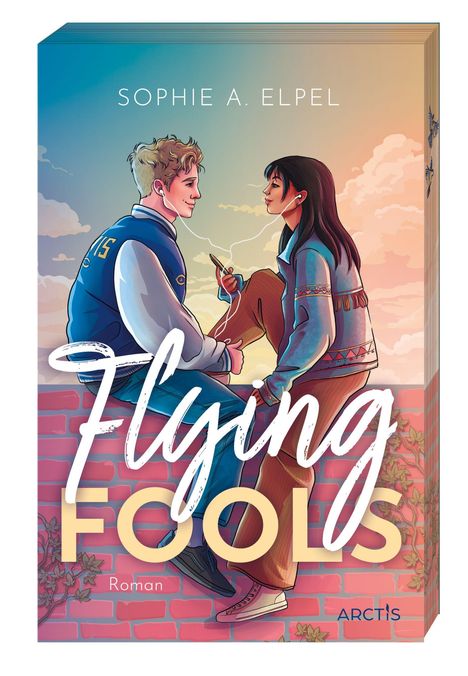 „Sophie A. Elpel”, „Flying Fools“, „Roman“, „Arctis“. Zwei Personen sitzen auf einer Mauer und teilen Kopfhörer.