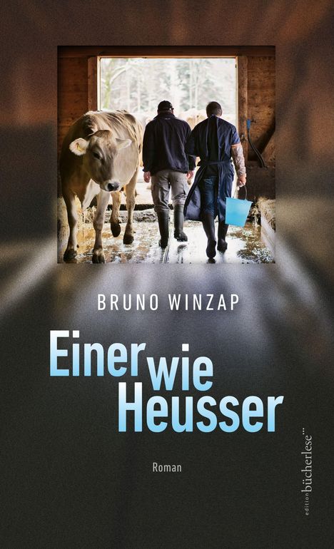 "Bruno Winzap. Einer wie Heusser. Roman." Zwei Männer gehen mit einer Kuh durch einen Stallausgang.