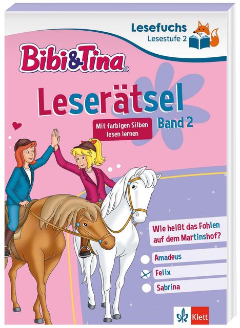 "Bibi & Tina Leserätsel Band 2. Mit farbigen Silben lesen lernen. Zwei Mädchen reiten auf Pferden und klatschen ab."