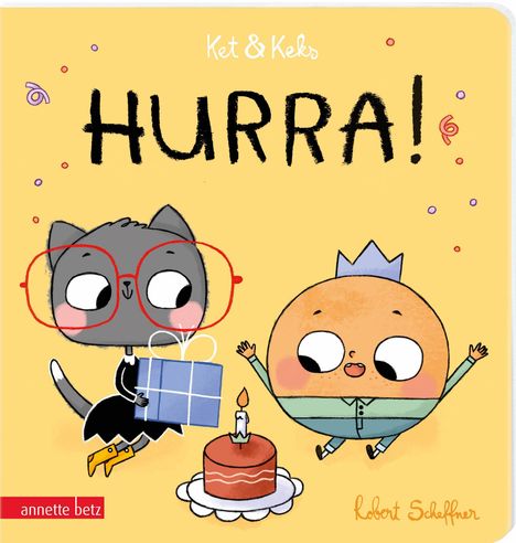 "Ket & Keks HURRA!" Zwei fröhliche Figuren feiern mit Geschenk und Torte auf gelbem Hintergrund.