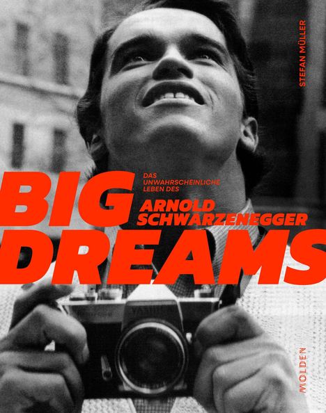 "BIG DREAMS: Das unwahrscheinliche Leben des Arnold Schwarzenegger" von Stefan Müller. Schwarz-Weiß-Porträt mit Kamera.