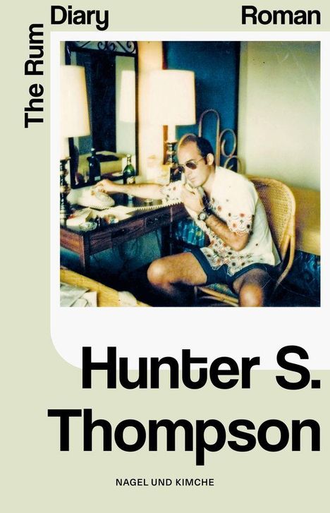 "The Rum Diary", "Roman", "Hunter S. Thompson", "Nagel und Kimche". Eine Person sitzt an einem Schreibtisch mit Telefon.