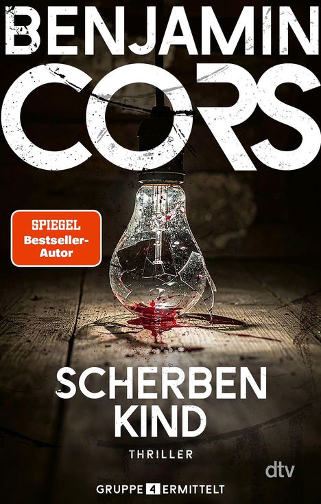 Oben steht "BENJAMIN CORS". Darunter "SCHERBEN KIND", "THRILLER" und "GRUPPE 4 ERMITTELT". Eine zerbrochene Glühbirne liegt auf dem Boden.
