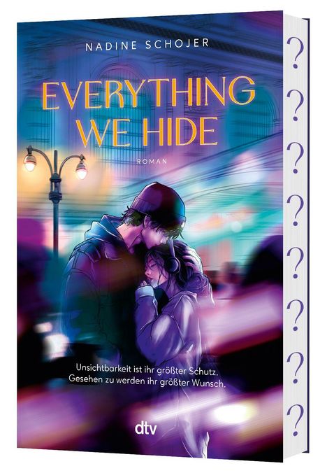Text: "EVERYTHING WE HIDE", "Unsichtbarkeit ist ihr größter Schutz. Gesehen zu werden ihr größter Wunsch." Illustration: Ein Paar in einer Umarmung.