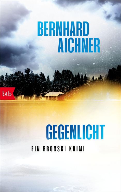 „BERNHARD AICHNER“, „GEGENLICHT“, „EIN BRONSKI KRIMI“, „btb“ Logo; verschneiter Wald, Hütte, neblige Atmosphäre.